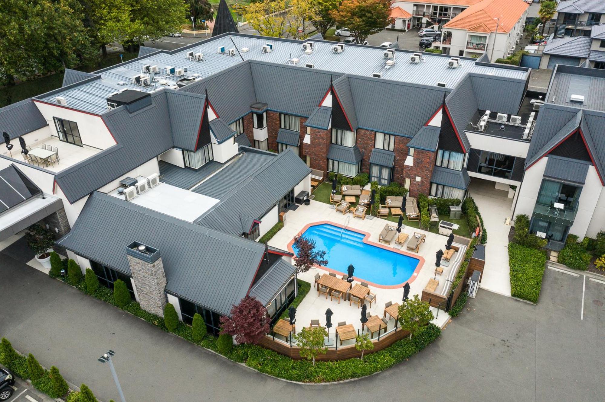 Carnmore Chateau Marlborough Blenheim Exterior photo The hotel's pool