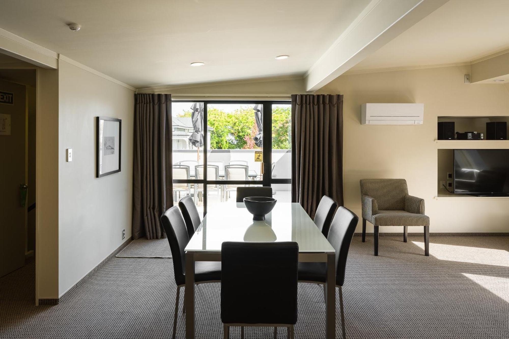Carnmore Chateau Marlborough Blenheim Exterior photo A typical apartment dining room